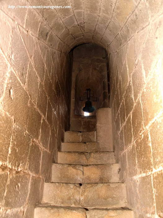 ESCALERA SUR DE ACCESO A NAVE DE SAN PEDRO, DESDE LA CRIPTA.